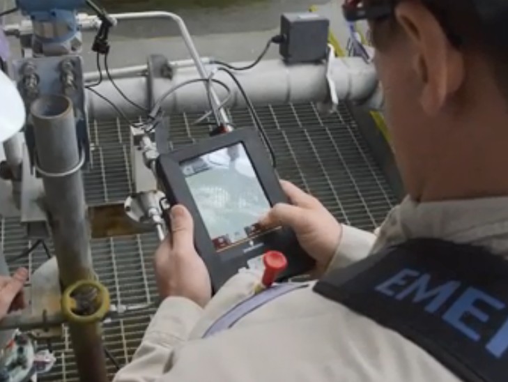 羅斯蒙特手操器怎么效驗液位變送器如果是請參照相關品牌的液位變送器及手操器的使用說明書操作。根據我的經驗有如下步驟：  1、確認羅斯蒙特手操器是否支持你的液位變送器的通信格式(具體廠***可能有所不同)，這個可以在手操器的使用說明書上查到或直接和手操器供應商聯系確認。  2、正確連接手操器和液位變送器，注意接線方式。  a、液位變送器的通信電路板是外部供電還是內部供電，如果你是通過變送器接的通信線通常 應該是內部供電，如果是單***測試變送器的通信電路板時，則是外部供電。二者是有區別 的。具體可以參照你的變送器的說明書。  b、注意接標準電阻(通常為250歐)。  3、將475手操器并接到標準電阻兩端。  4、通電，建立通信。  5、按照羅斯蒙特手操器的使用說明書進行操作設置儀表的0點、上限位、下限位。 如果發現液位變送器的上限位或下限位對應的20mA或4mA出入較大，這時需要對電流做調 校。這時需要用到***精度的電流表，調校時需要將電流表串接到通信回路中。具體操作可以參 照手操器的使用說明書。  6、設置相關參數后不要忘記將設置“下載”到你的儀表中。需要說明注意的是，儀表在出廠時都做了調校，一般不需要用戶設置。可能需要現場變更設置的是“上限位”和“下限位”即：“量程”。不過這在客戶和廠商簽訂合同及技術協議時一般是經過溝通確認了的，這在儀表出廠時，廠***會為客戶設好的。除非有變。